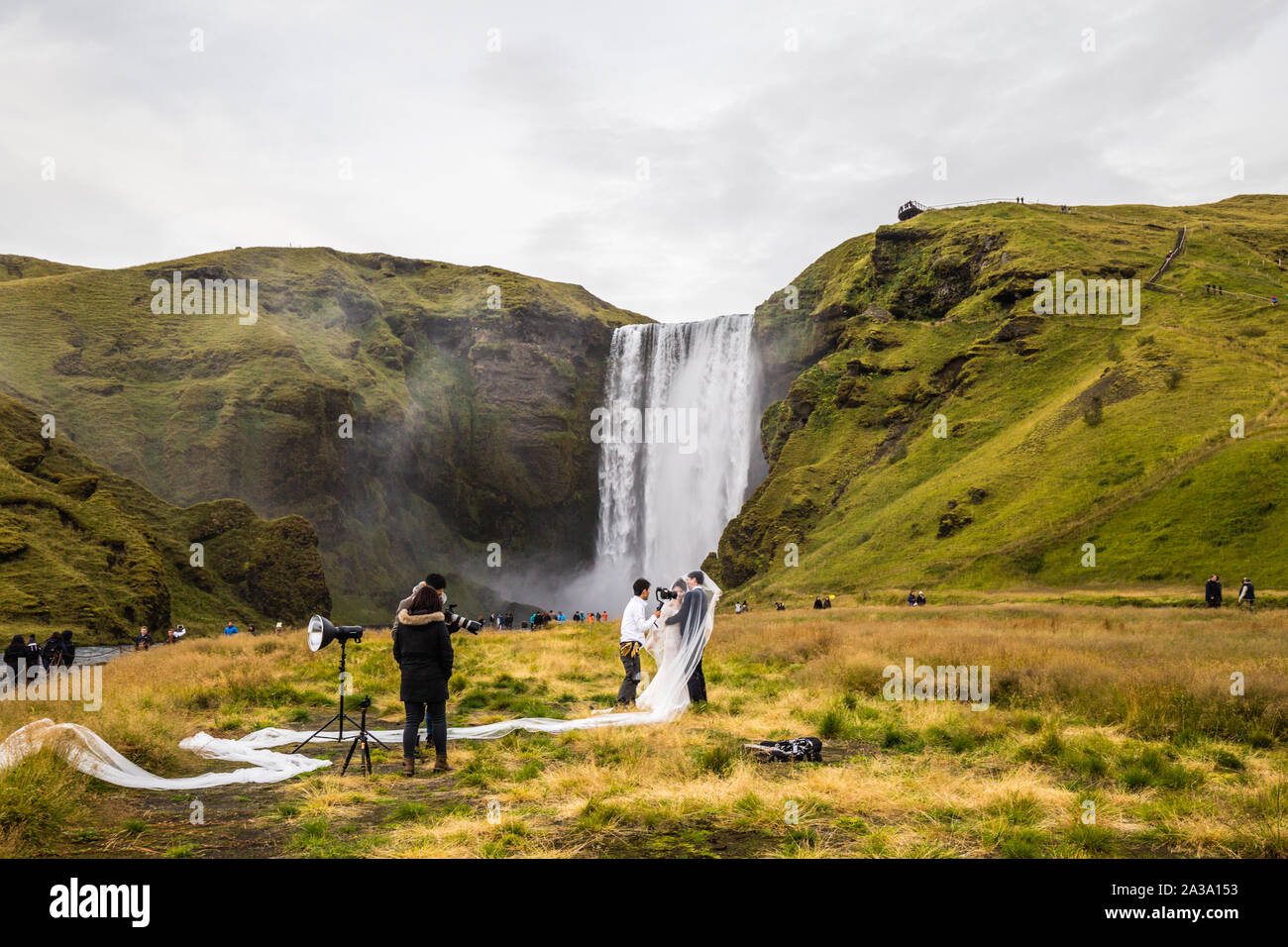 Skogafoss Wasserfall im südlichen Island ist eine großartige Kulisse für Hochzeitsfotos Stockfoto