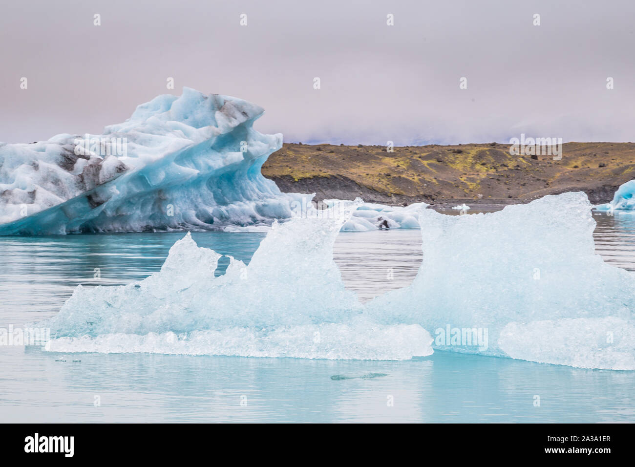 Schöne Blaue Eisberge in Gletscherlagune Jokulsarlon in Island Stockfoto