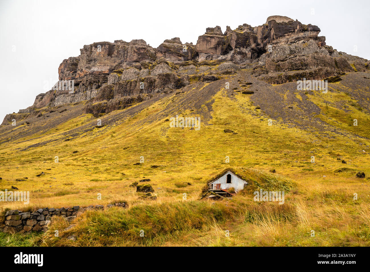 Isländische Rasen Haus hat dicke Mauern aus Stein, Holz und sod rauen Klima in Island zu isolieren Stockfoto