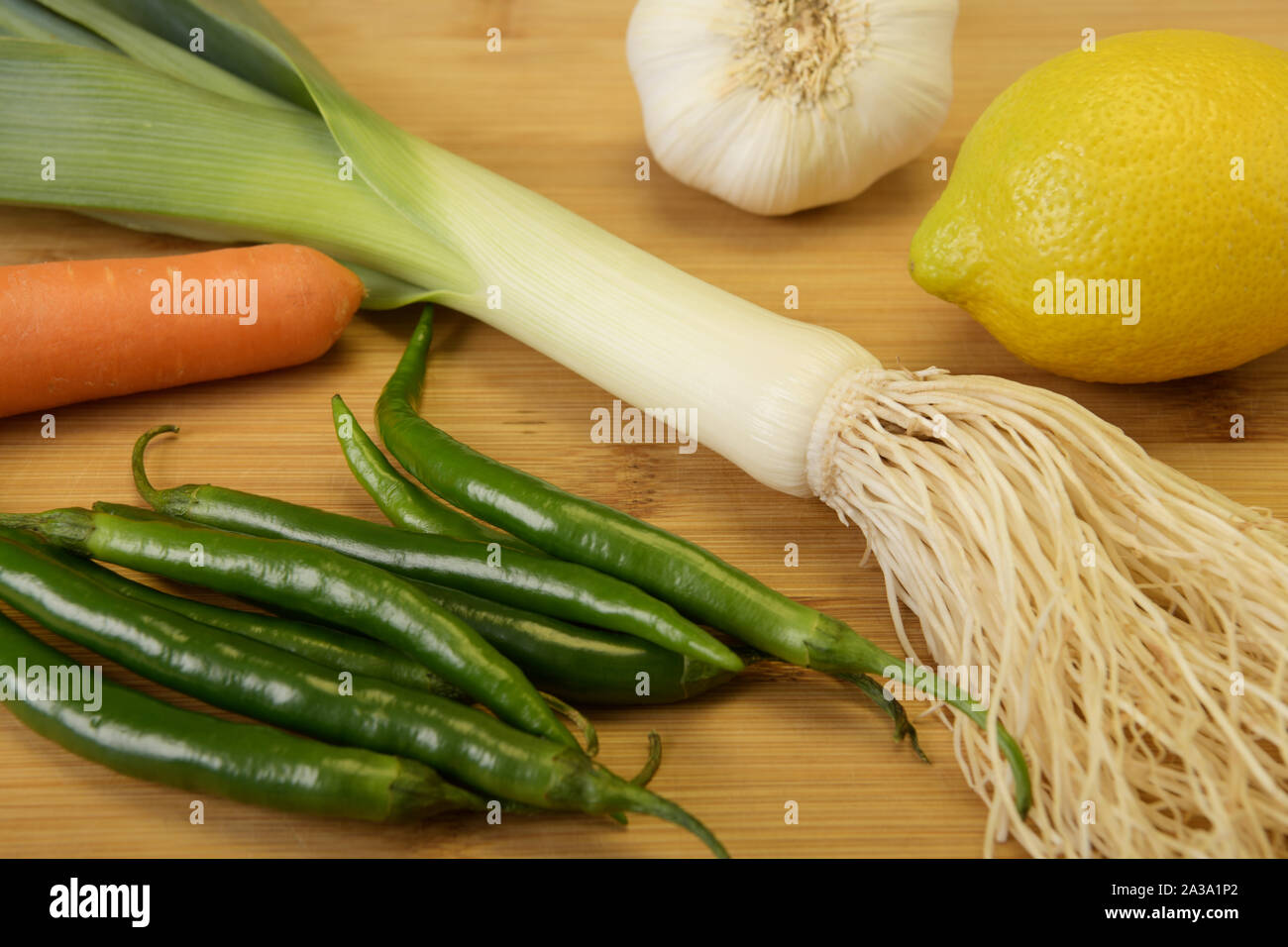 Close Up, Sammlung von Lebensmittelzutaten, die auf ein Schneidbrett, frisches Gemüse, Hausmannskost, Küche, Lauch, Paprika, Karotten, Knoblauch Stockfoto