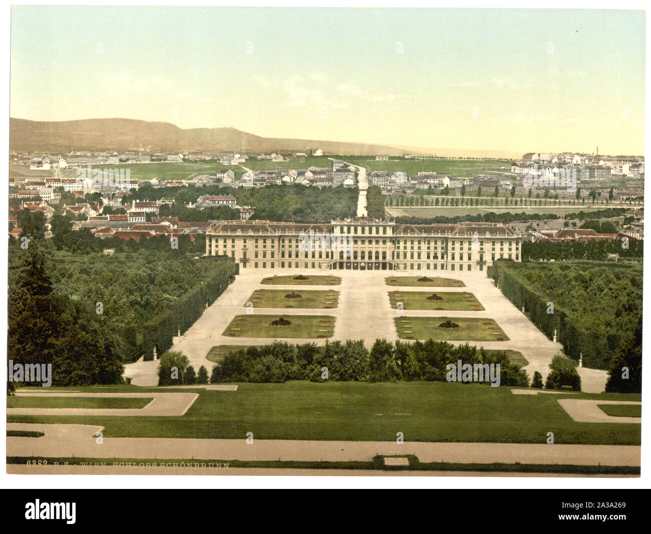 Schloss Schönbrunn (d. h., das Schloss Schönbrunn), Wien, Österreich-ungarn; Drucken. 6382.; Teil: Ansichten der österreichisch-ungarischen Monarchie in der Photochrom print Collection.; Titel von den Detroit Publishing Co., Katalog J - Ausland abschnitt, Detroit, Mich.: Detroit Publishing Company, 1905.; Stockfoto