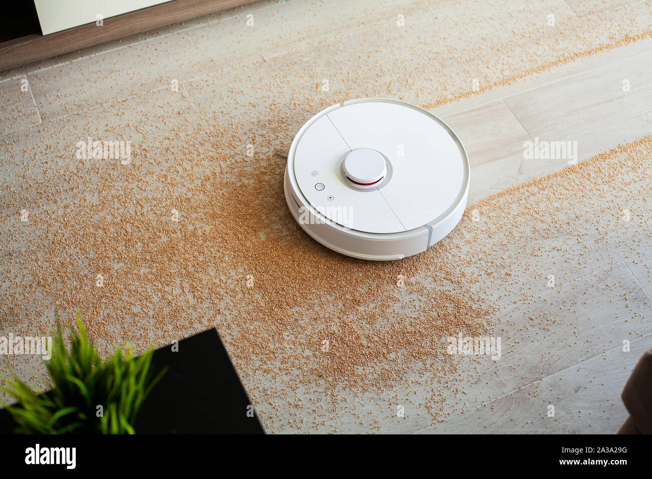 Roboter Staubsauger führt eine automatische Reinigung der Wohnung zu einer bestimmten Zeit. Smart Home. Stockfoto