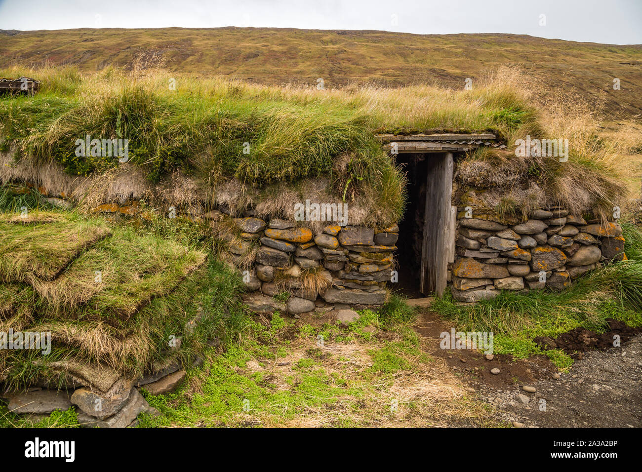 Isländische Rasen Haus hat dicke Mauern aus Stein, Holz und sod rauen Klima in Island zu isolieren Stockfoto
