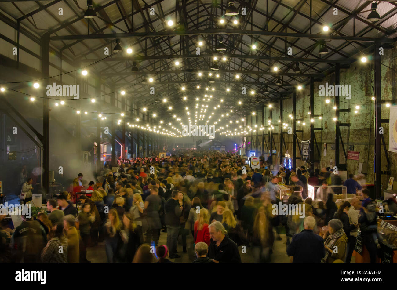 Carriageworks Winter Night Market in Sydney ist ein jährlicher Markt in restaurierten ehemaligen Bahnhof Bau und die Instandhaltung von Gebäuden statt. Stockfoto