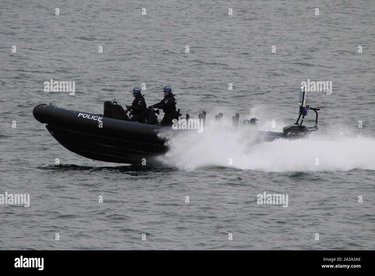 Ein Verteidigungsministerium Polizei RHIB führt escort Aufgaben während der Anreise Phasen der Übung gemeinsame Krieger 19-2. Stockfoto