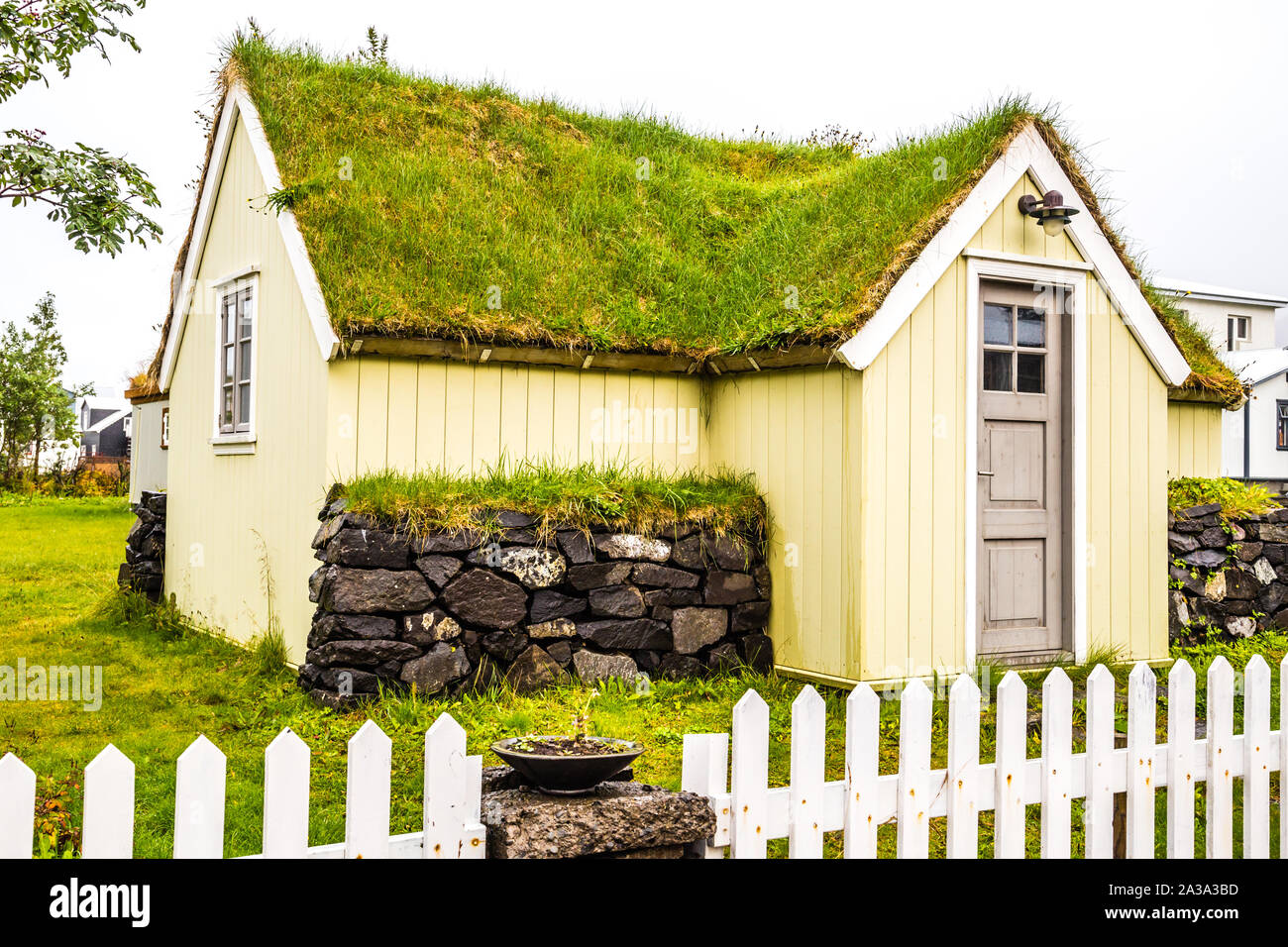 Charmantes Ferienhaus mit Grasdach in Siglufjordur, Island Stockfoto