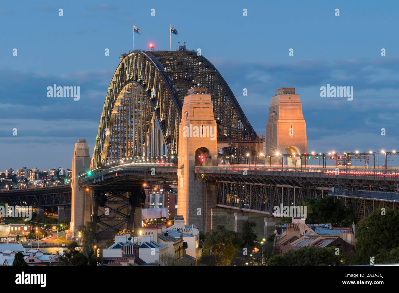 Die westliche Sicht auf die Sydney Harbour Bridge alle bis in den frühen Abend beleuchtet, von der Observatory Hill fotografiert. Stockfoto