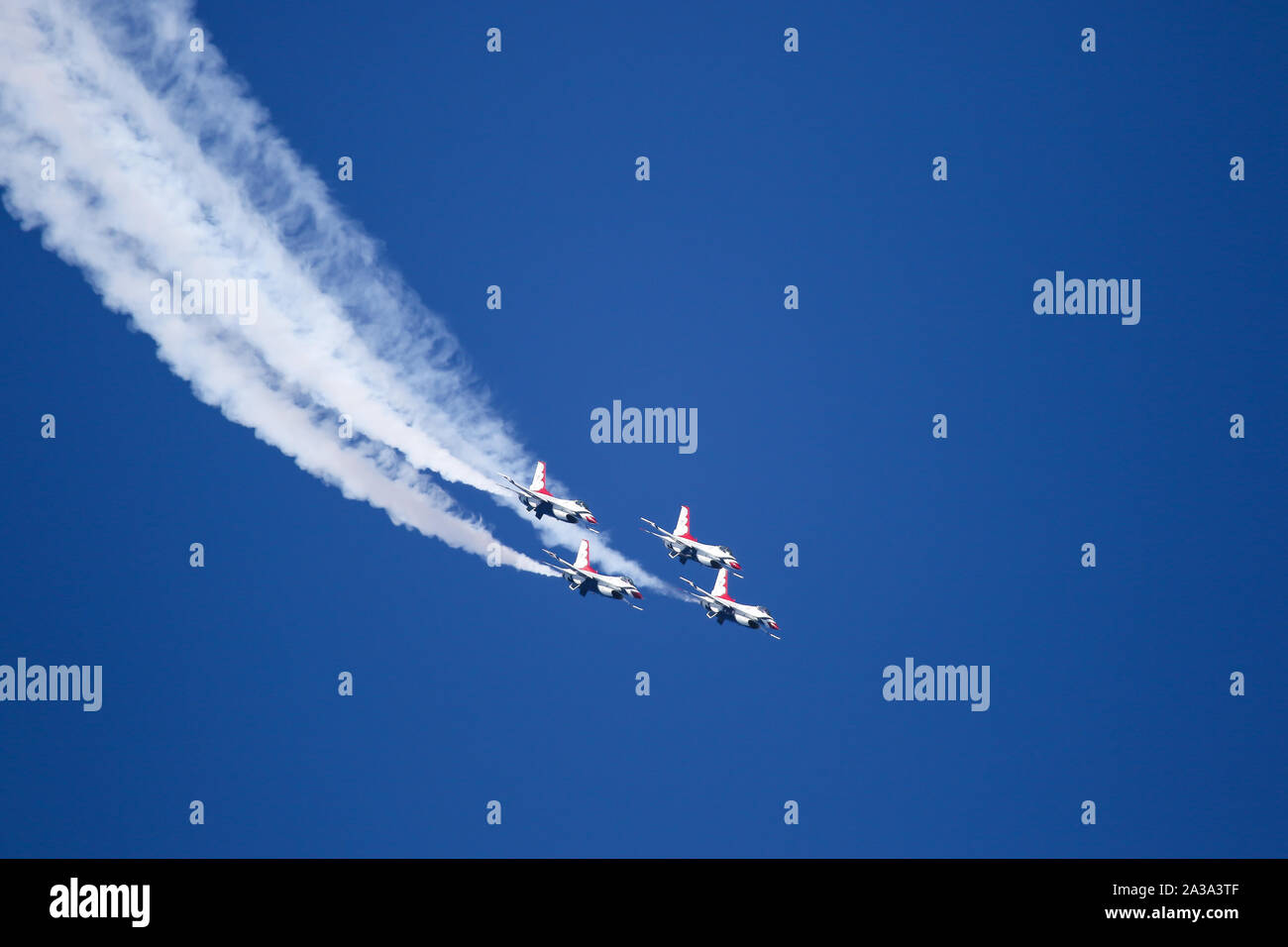 U.S. Air Force Demonstration Squadron "Thunderbirds" an der großen pazifischen Airshow Huntington Beach Kalifornien USA durchführen. Die größte Airshow Stockfoto
