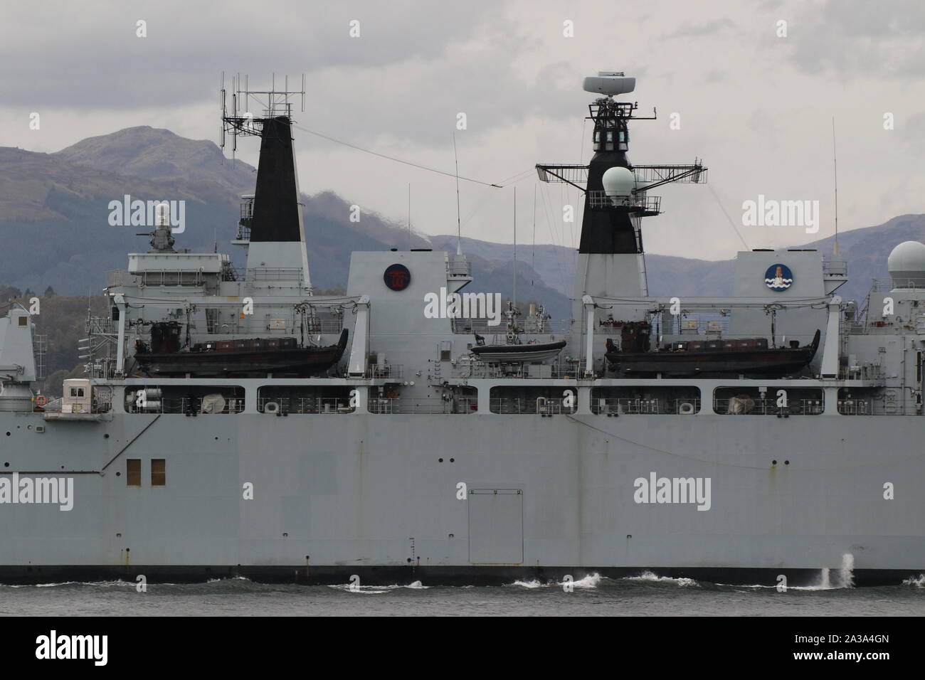 HMS Albion (L14), Albion-Klasse Landing Platform Dock von der Royal Navy betrieben, vorbei an Gourock bei der Ankunft für Übung gemeinsame Krieger 19-2. Stockfoto