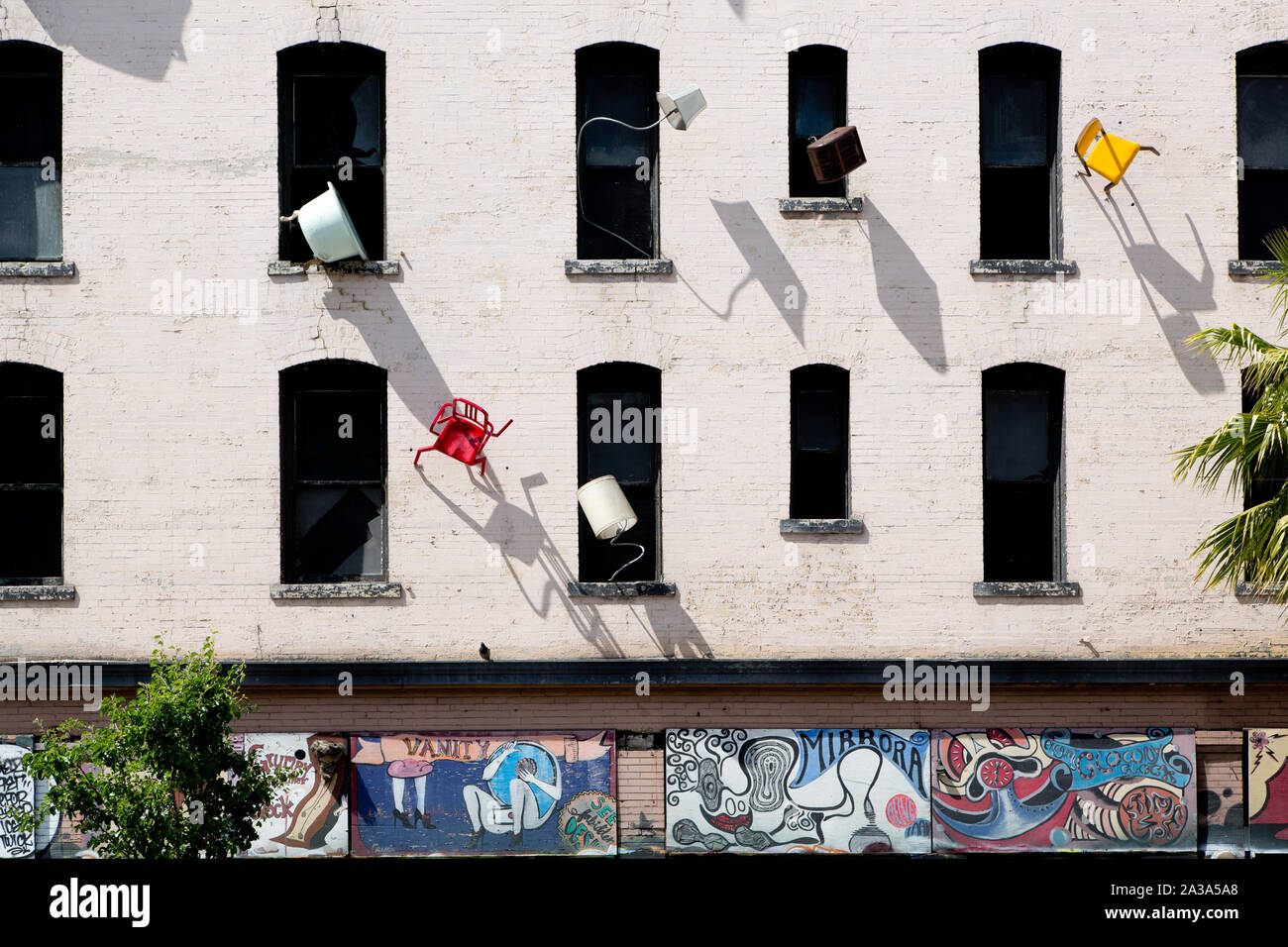 Skulpturale Wandbild Gebäude durch Künstler Brian Cole an der Ecke der 6 St. und Howard St. in San Francisco, Kalifornien Stockfoto