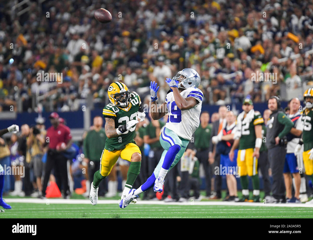 Okt 6, 2019: Dallas Cowboys wide receiver Amari Cooper #19 macht einen Empfang für einen Touchdown im vierten Quartal bei einem NFL Spiel zwischen den Green Bay Packers und die Dallas Cowboys bei AT&T Stadium in Arlington, TX Green Bay besiegt Dallas 34-24 Albert Pena/CSM Stockfoto