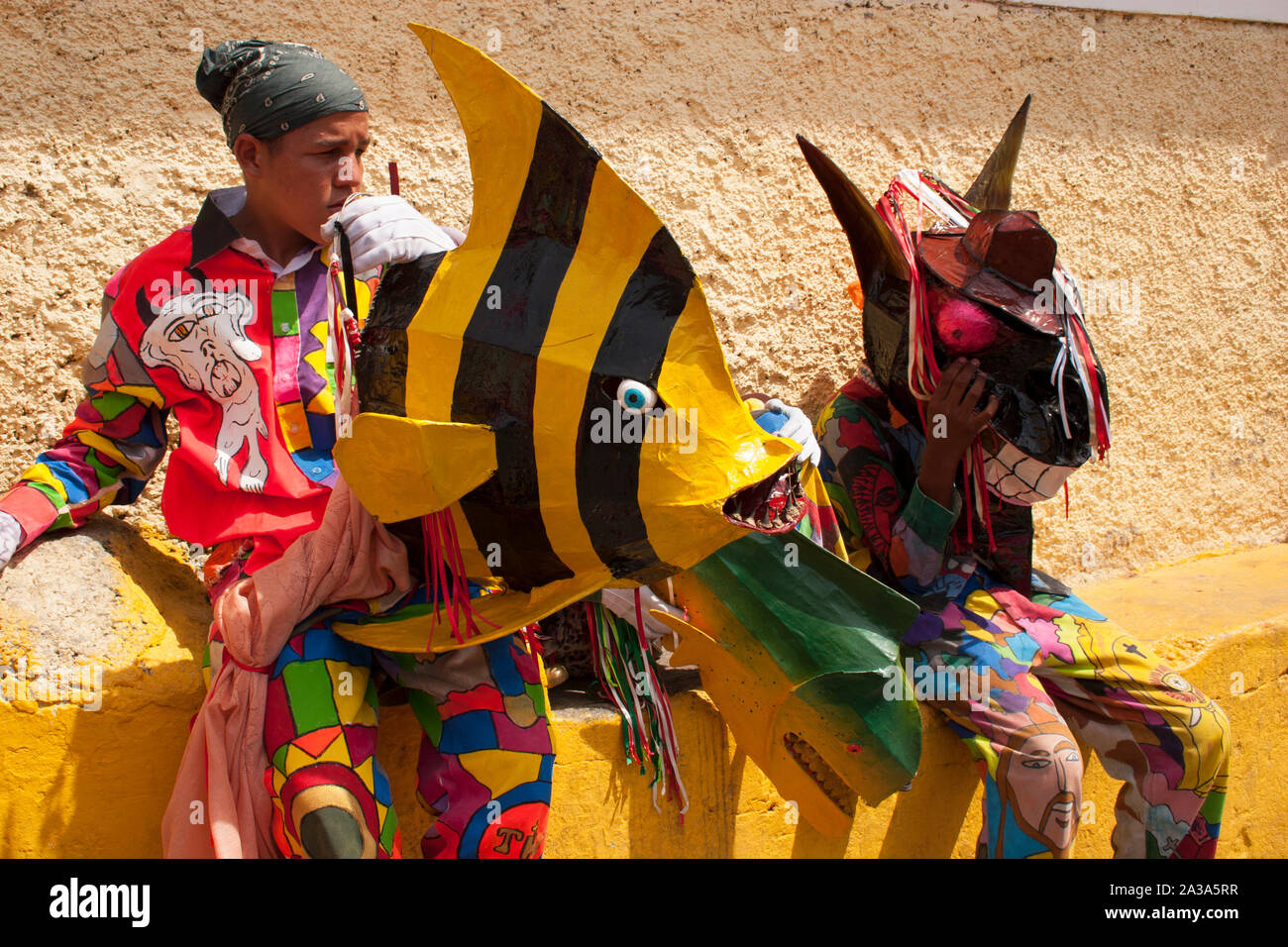 Venezolanische tanzende Teufel von Naiguata in Kostümen, die Fische UNESCO immateriellen Kulturerbes an Fronleichnam Stockfoto