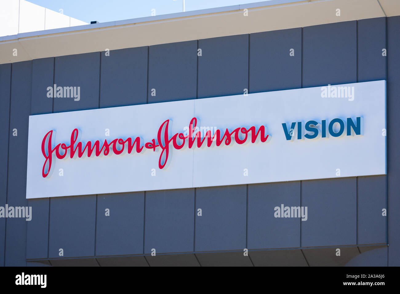 Johnson & Johnson Vision Zeichen an multinationales Unternehmen mit Sitz in Silicon Valley. J&J ist in New Brunswick, New Jersey mit Sitz Stockfoto