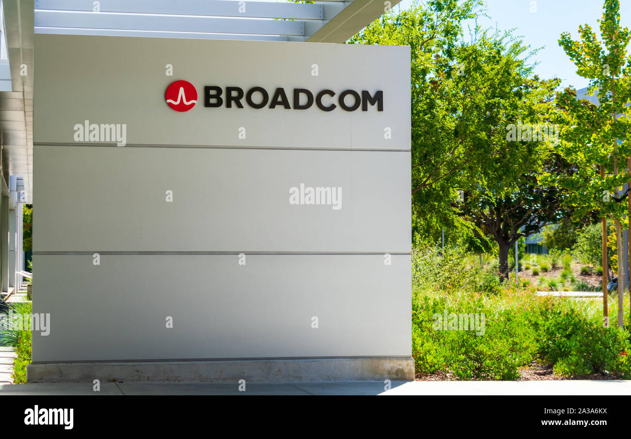 Broadcom unterzeichnen und Logo in der Nähe von Semiconductor Manufacturing Company Büro im Silicon Valley Stockfoto