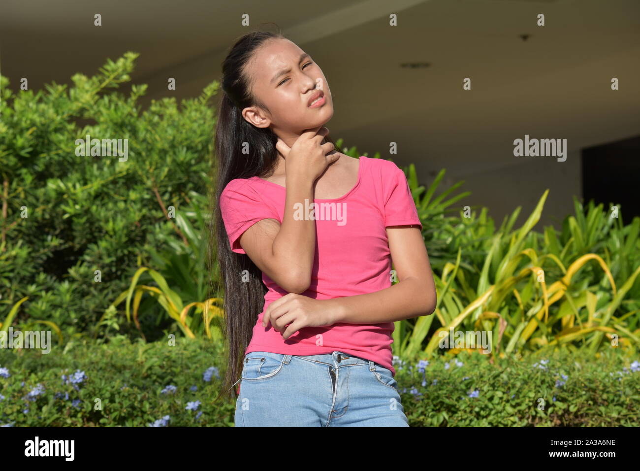 Jugendliche Diverse Weibliche mit Halsschmerzen Stockfoto