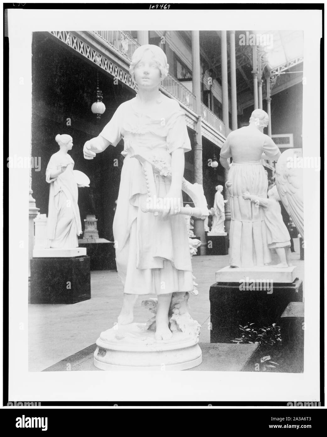 Skulptur des Mädchens mit Lyra, im Palais des Beaux Arts, Paris Exposition, 1889 ausgestellt Stockfoto