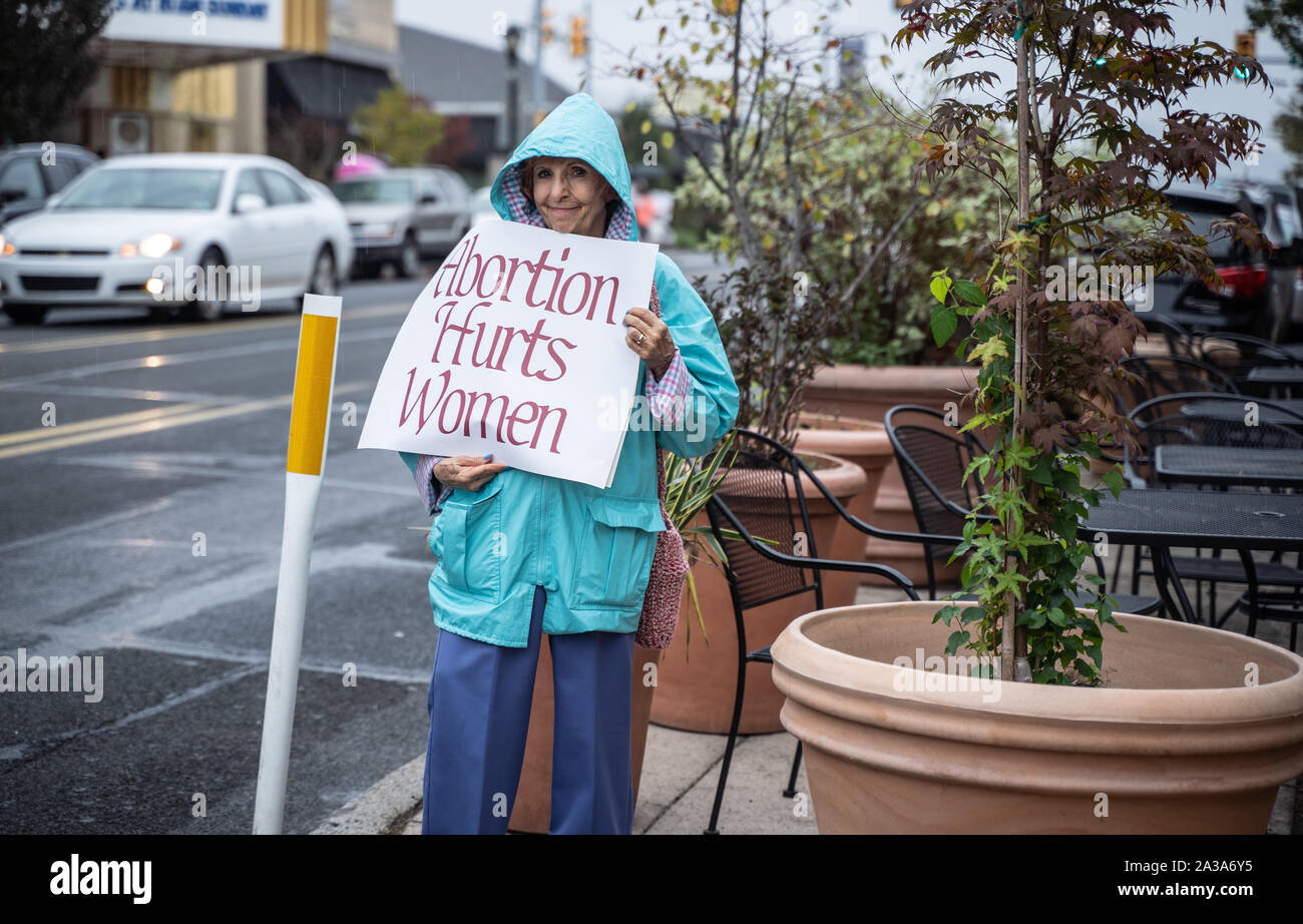 West Reading, Pennsylvania/USA - Oktober 6, 2019: Leben Chain Event: Schwere Regen nicht Frauen aus Particpating im Leben Chain Event stoppen, anti-abortio Stockfoto