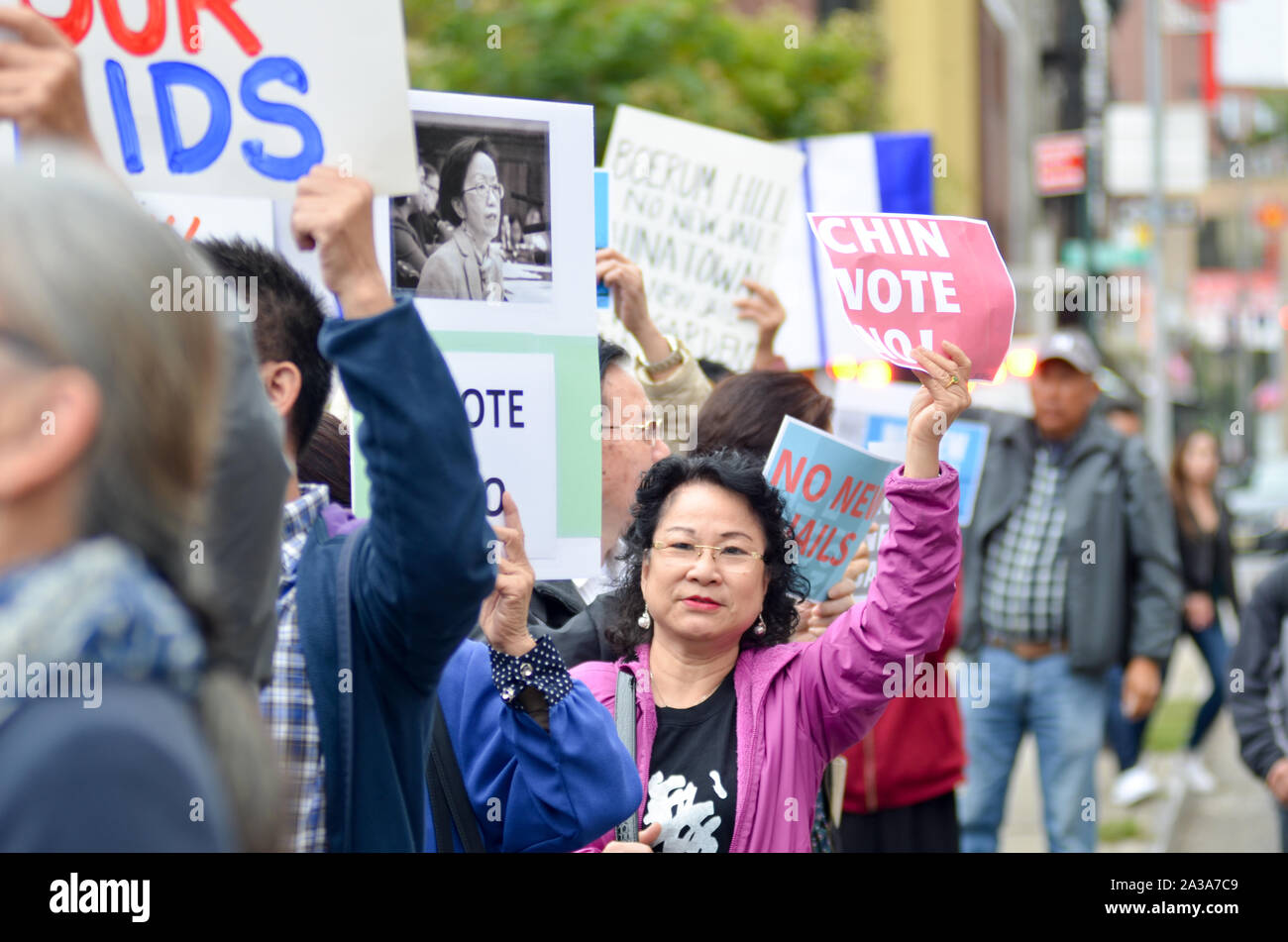 New York, Vereinigte Staaten. 06 Okt, 2019. Hunderte Bewohner von Chinatown holding Zeichen im Columbus Park in New York City während der Stadt - breite Koalitionen gegen Bürgermeister Bill De Blasio's Plan zu schließen Riker's Island und Gebäude kleinere Gefängnissen in fünf Bezirken. (Foto von Ryan Rahman/Pacific Press) Quelle: Pacific Press Agency/Alamy leben Nachrichten Stockfoto