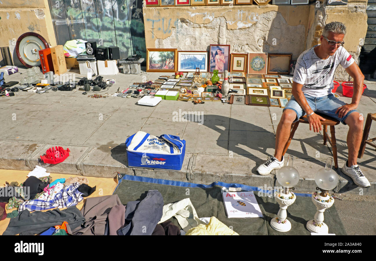 Anbieter bei "Il Mercato delle pulci", Palermos verwendeten Elemente in der Albergheria Bezirk in der Nähe der Ballaro Street Market entfernt. Palermo, Sizilien, Stockfoto