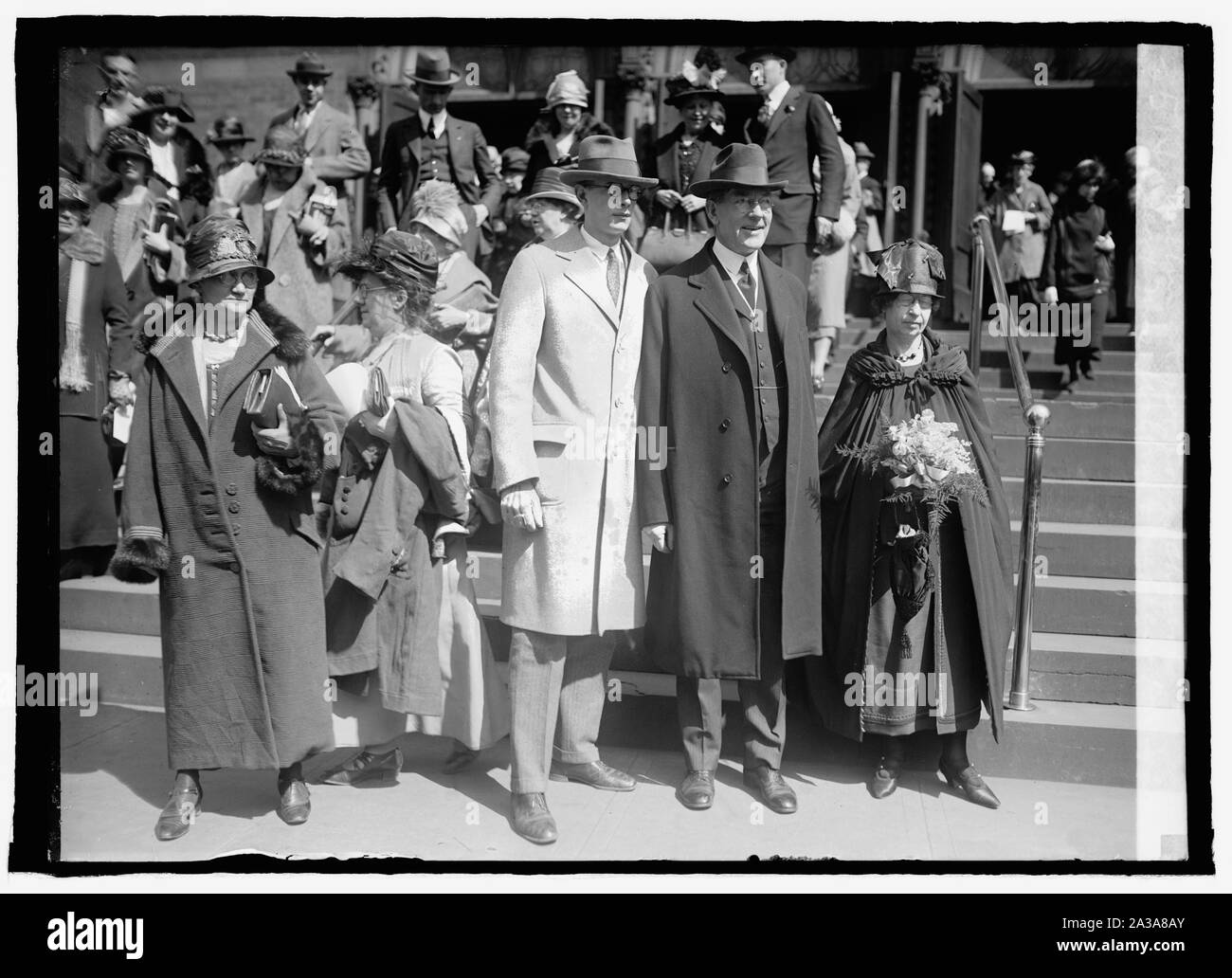 Sec. & Frau Wilbur & Neffe Dwight Wilbur am 1 Cong. Kirche, [12.04.25] Stockfoto