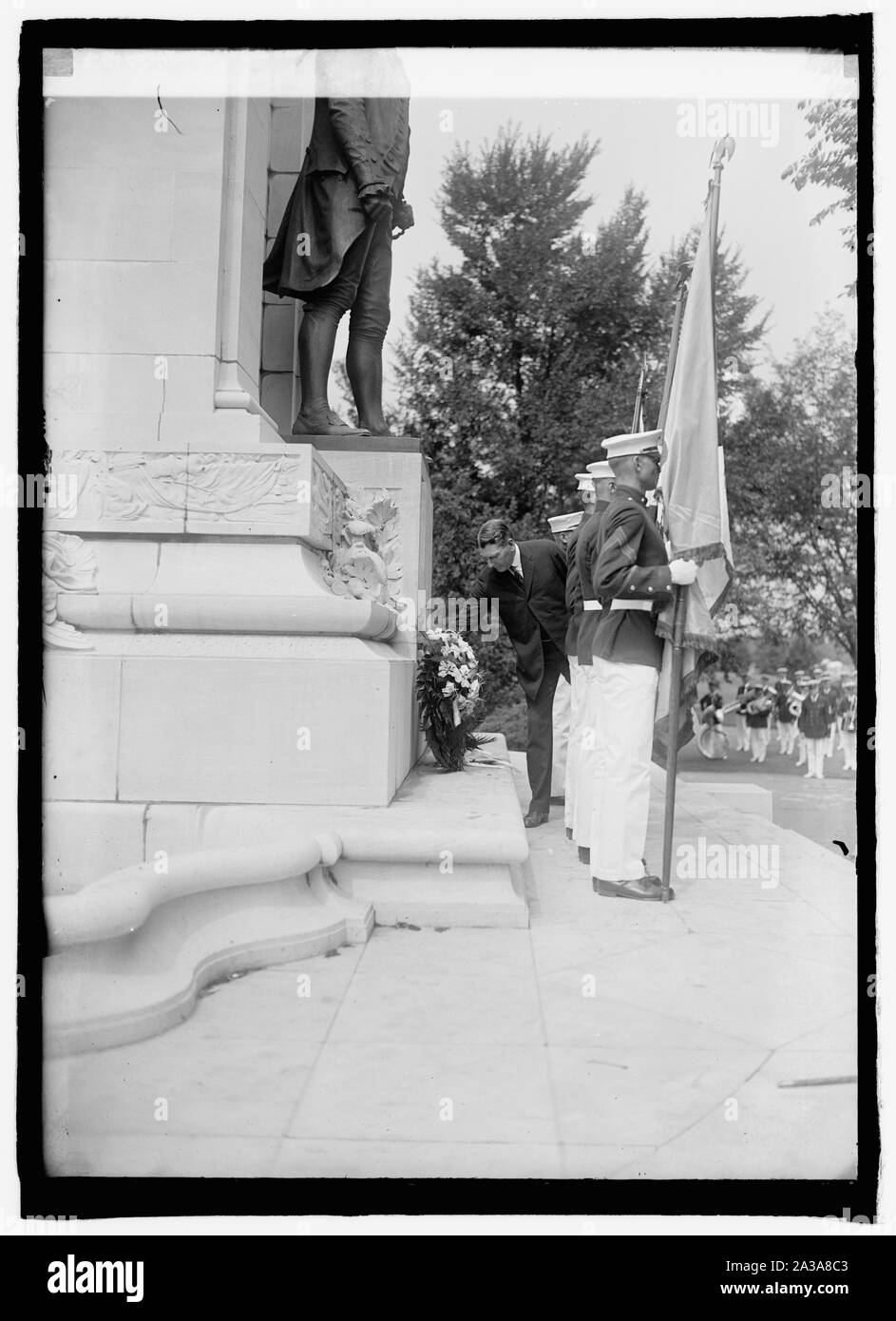 Sec. Curtis D. Wilbur an Jno. Paul Jones Statue, 7/5/24 Stockfoto