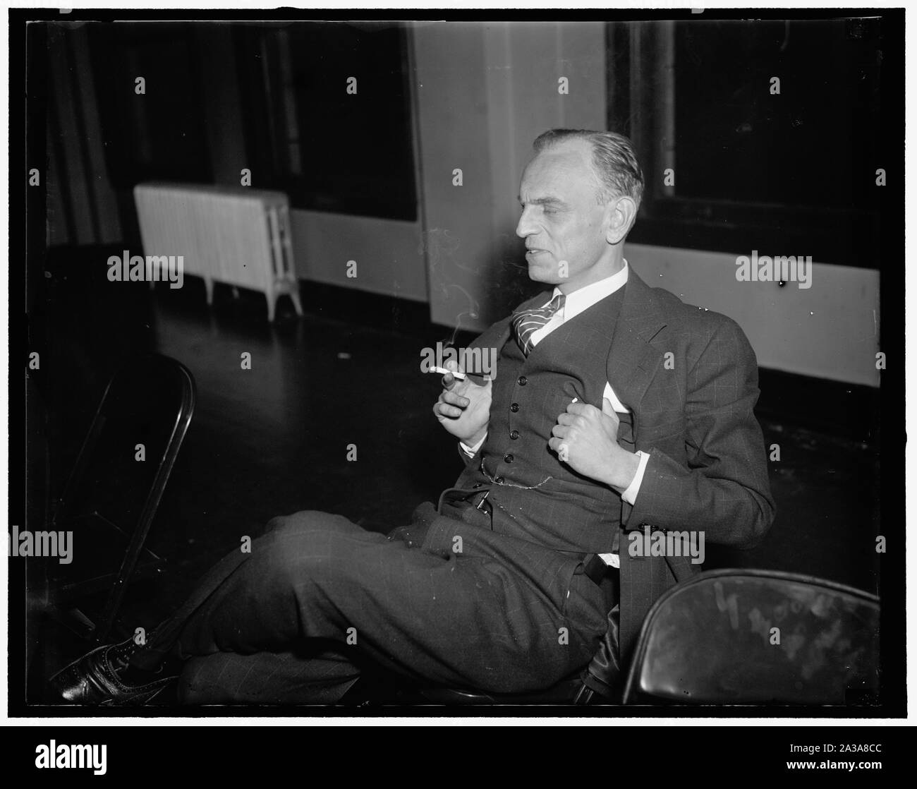 Sec. Vorsitzender schien ein Investment Trust Anfrage langweilen. Washington, D.C., 31.12.19. Eine kleine Frage der Erweiterung $ 3.182 in einem starken Interesse an Unternehmen, die mit einem Vermögen von einer Milliarde Dollar, wie von einem der Zeugen erklärten, offenbar nicht zu erregen das Interesse der Vorsitzende James M. Landis von Wertpapier- und Börsenaufsicht, wie er Forty Winks Fänge während der Teilnahme an einer Sitzung der Sec. Investment Trust Anfrage heute Stockfoto