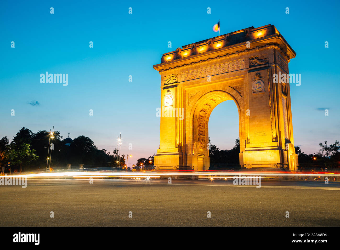 Arcul de Triumf in der Nacht in Bukarest, Rumänien Stockfoto