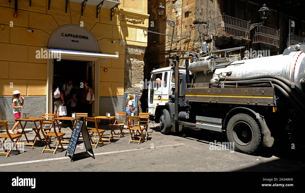 Öl Lieferwagen, die versuchen, in engen Seitenstraße der Corso Vittorio Emanuele in Palermo, Sizilien, Italien. Stockfoto