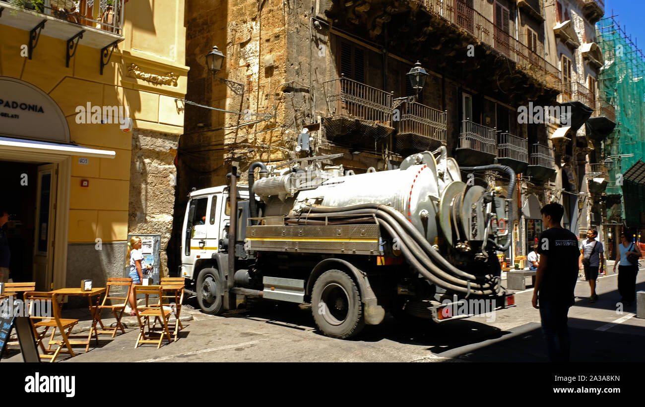 Öl Lieferwagen, die versuchen, in engen Seitenstraße der Corso Vittorio Emanuele in Palermo, Sizilien, Italien. Stockfoto