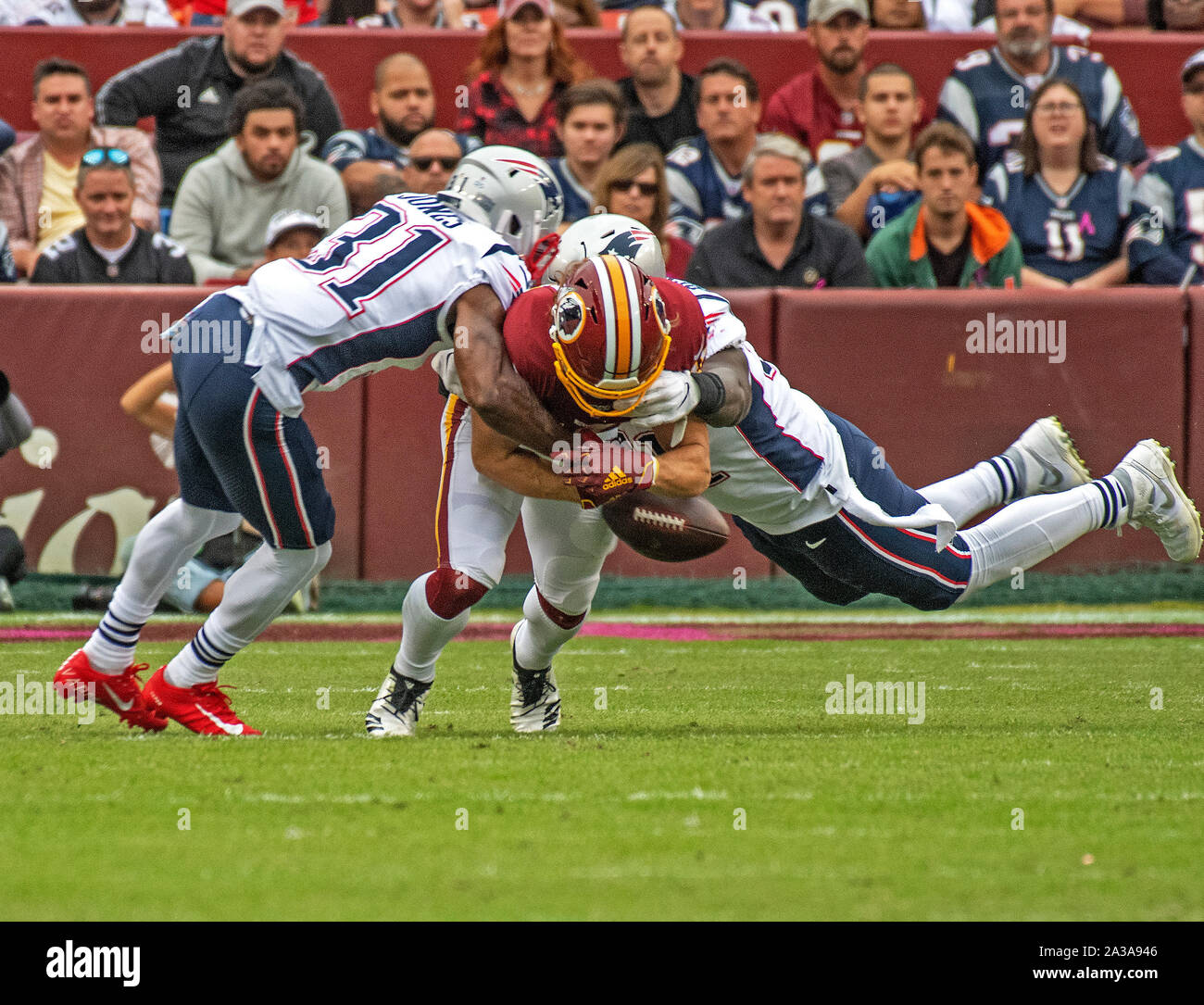 New England Patriots Cornerback Jonathan Jones (31) und Defensive End Deatrich Klug (91) Der Ball knock out der Arme der Washington Redskins wide receiver Trey Quinn (18) im Laufe des zweiten Quartals des Spiels bei FedEx Field in Landover, Maryland am Sonntag, 6. Oktober 2019. Die Patrioten erholt der Fumble. Die Patrioten gewann das Spiel 33 - 7. Credit: Ron Sachs/CNP | Verwendung weltweit Stockfoto