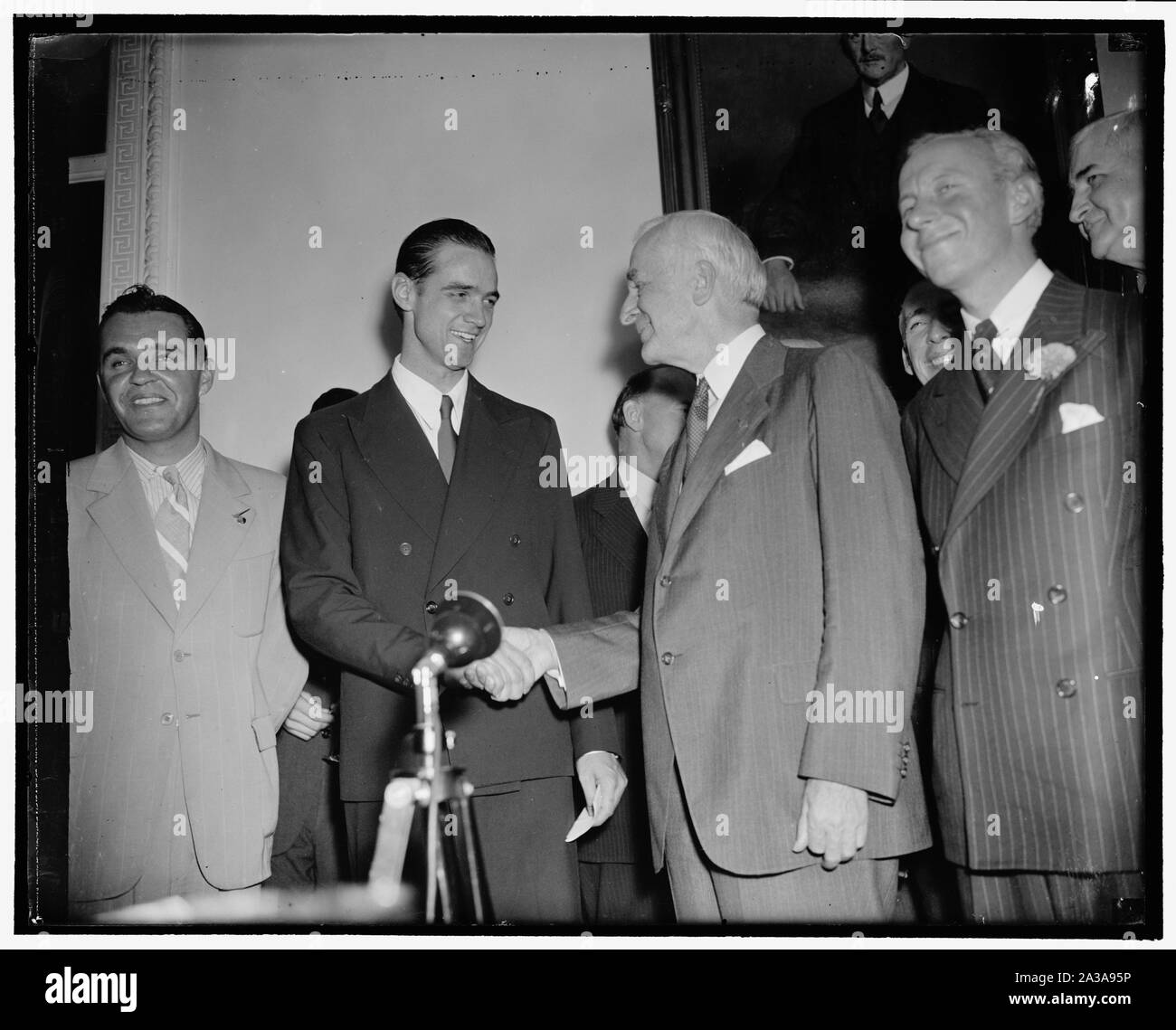 Sec. der Staatlichen grüßt Howard Hughes. Washington, D.C., 21. Juli. Außenminister Cordell Hull, gratuliert Howard Hughes auf seinem "Rund um die Welt, in der der Staat Abt. heute fotografiert, 7/21/38 Stockfoto