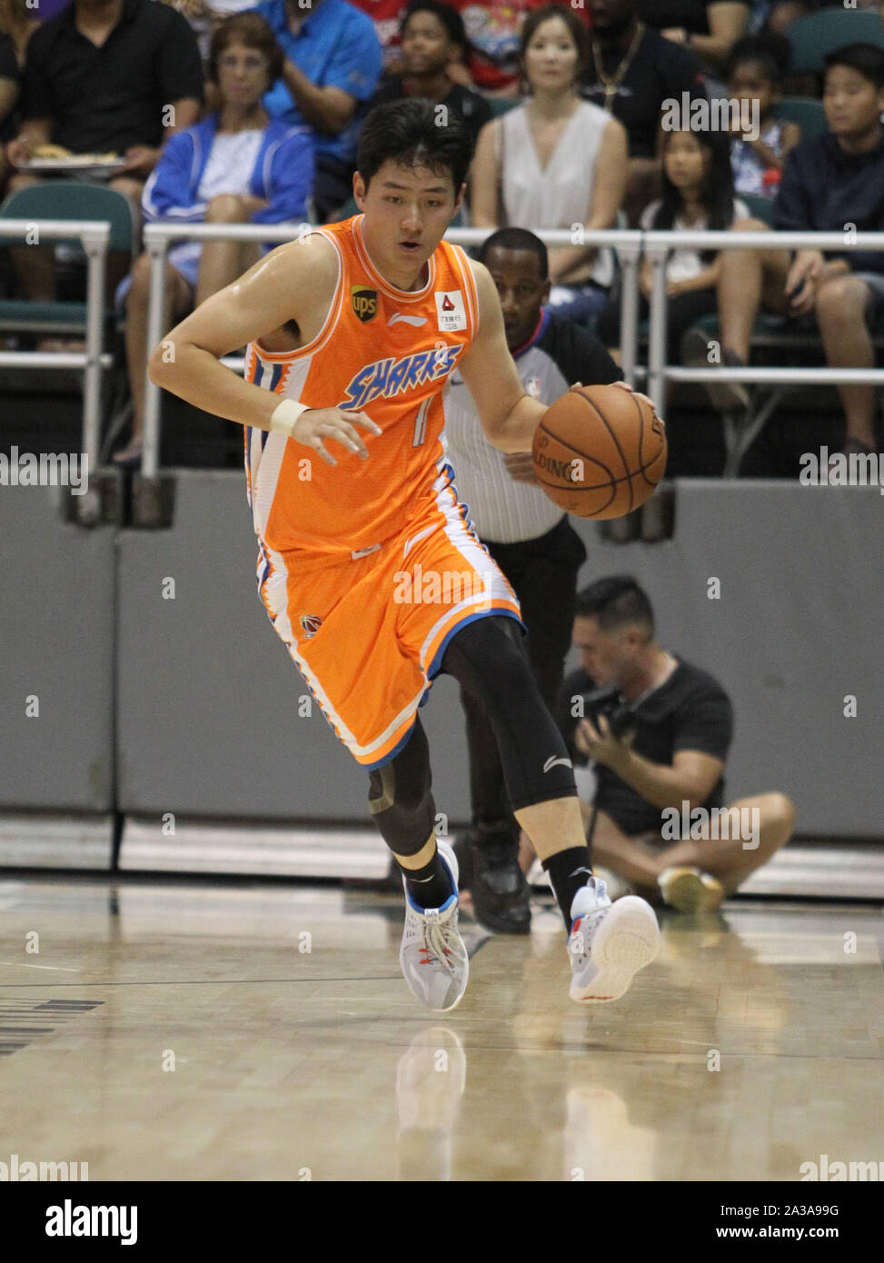 Honolulu, Hawaii. Oktober 6, 2019 - Shanghai Sharks guard Shi Yuchen #11 während der preseason Spiel zwischen den Los Angeles Clippers und die Shanghai Sharks in der Stan Polizeichef-Mitte auf dem Campus der Universität von Hawaii in Manoa in Honolulu, HI Michael Sullivan/CSM. Stockfoto