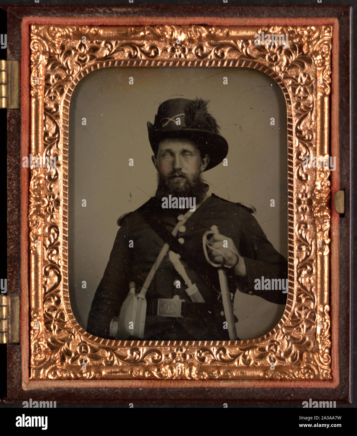 Zweite Sergeant John Hamilton Ervine des 14 Virginia Cavalry Regiment, Co. I, 1 Virginia Cavalry Regiment und Co. ich, 4 Virginia Infanterie Regiment in Uniform mit Schwert, Messer, Kantine, und Virginia Schwert belt Platte Stockfoto