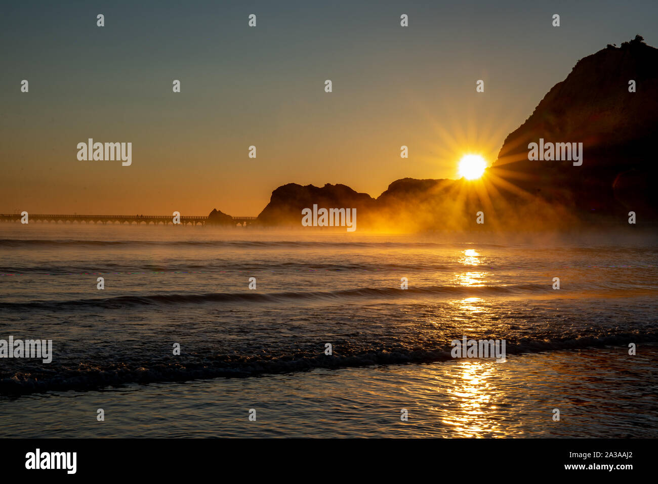 Atemberaubenden Sonnenaufgang in der Morgendämmerung am historischen Tolaga Bay Wharf Gisborne Neuseeland Stockfoto