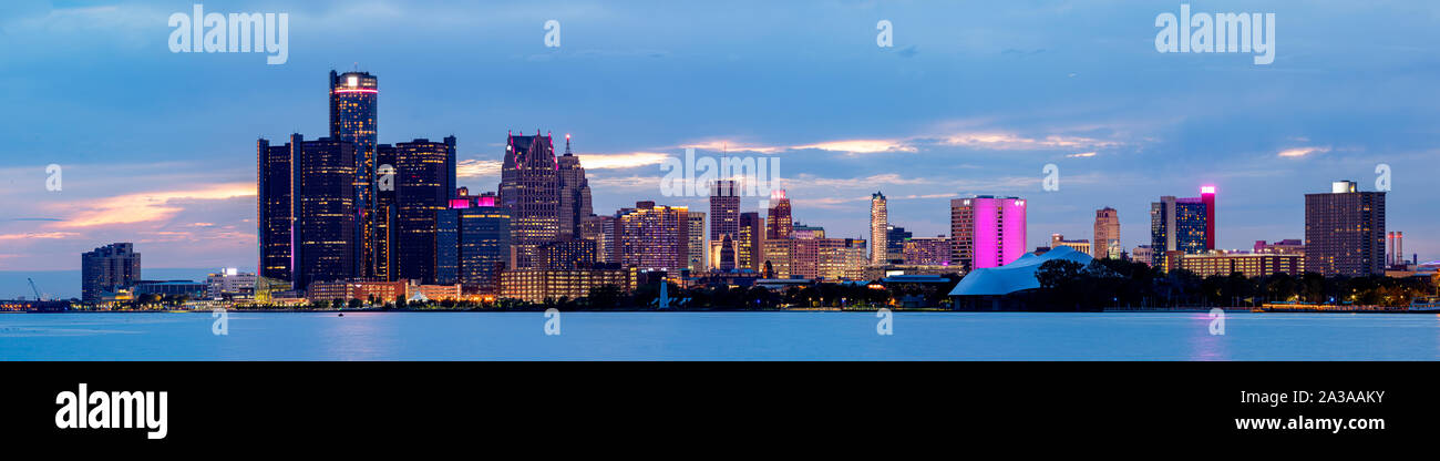 Detroit City im Bundesstaat Michigan, Vereinigte Staaten von Amerika, als von den Detroit River bei Sonnenuntergang gesehen Stockfoto