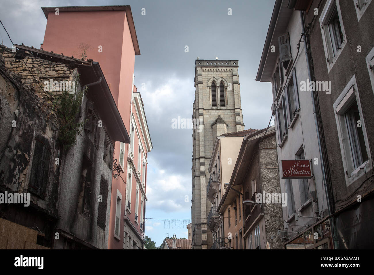 BOURGOI - JALLIEU, Frankreich - 15. JULI 2019: Eglise Saint Jean Baptiste Kirche in einer Stadt von Dauphine Region, in Isere Departement. Sie ist eine der wichtigsten katholischen Stockfoto