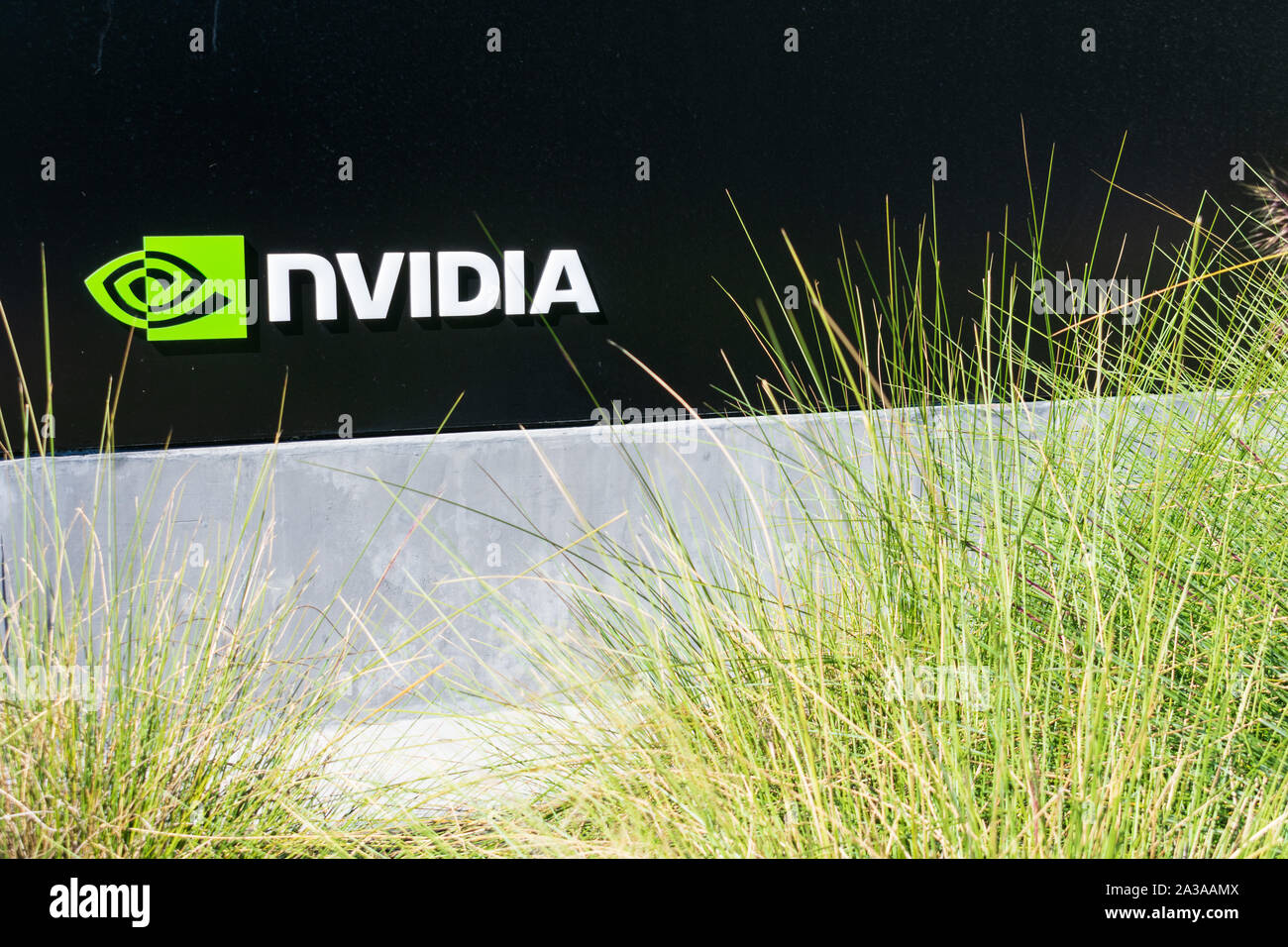 Nvidia-Logo und melden Sie sich am Hauptsitz im Silicon Valley, High-tech Hub der San Francisco Bay Area. Stockfoto