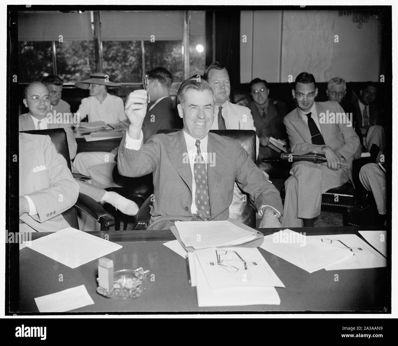 Sekretär Wallace steigert Präsident Vorschlag für ländliche Sicherheit Darlehen. Washington, D.C., am 12. Juli. Sekretär für Landwirtschaft Henry Wallace erklärte der Senat Banken und Währung Ausschuss heute, daß der Vorschlag des Präsidenten für Darlehen in Höhe von insgesamt 600.000.000 $ für die Entwicklung des ländlichen Sicherheit Projekte sinnvoll ist und die Wirtschaftspolitik. Er sagte, daß es 42.000 neue Pächter jedes Jahr, und "wenn wir weiterhin Hilfe für diese bedürftigen Familien zu verweigern, viele von Ihnen werden unweigerlich in den Städten drift in einer Bemühung, eine Art von Hilfe dort zu erhalten. Die Kosten für die Abstützen auf Relief offensichtlich wird [weit größere tha werden Stockfoto