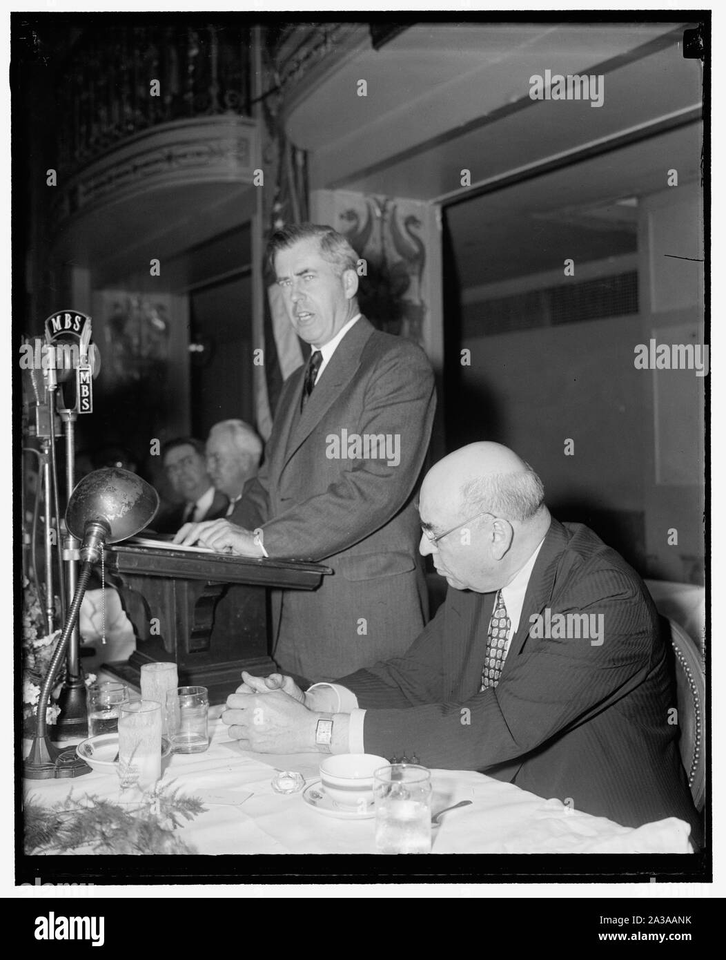 Sekretär Wallace spricht mit "kleine Geschäftsleute." Washington, D.C., 23. Sekretär für Landwirtschaft Henry Wallace erklärte Forum Heutige der American Retail Federation, dass ein Durchfluss von privatem Kapital in Investment tv notwendig ist, bevor eine wirkliche Lösung für das Problem der Landwirtschaft Überschüsse gefunden werden kann. Nach rechts: Louis E. Kirstein, Vorsitzender des Kuratoriums und Sekretär Wallace Links Stockfoto