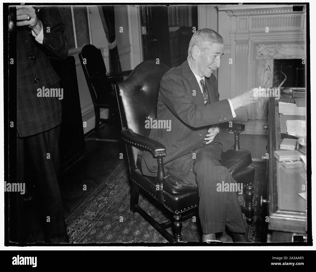 Sekretär der Marine. Washington, D.C., Okt. 15. Vollständig von seiner schweren Krankheit des letzten Jahres erholt, Sekretär der Marine Claude A. Swanson scheint bei bester Gesundheit wieder zu sein. Dieses informelle Bild wurde kurz nach dem Sekretär, um eine Medaille zu Konteradmiral Richard E. Byrd heute vorgestellt. 10/15/37 Stockfoto