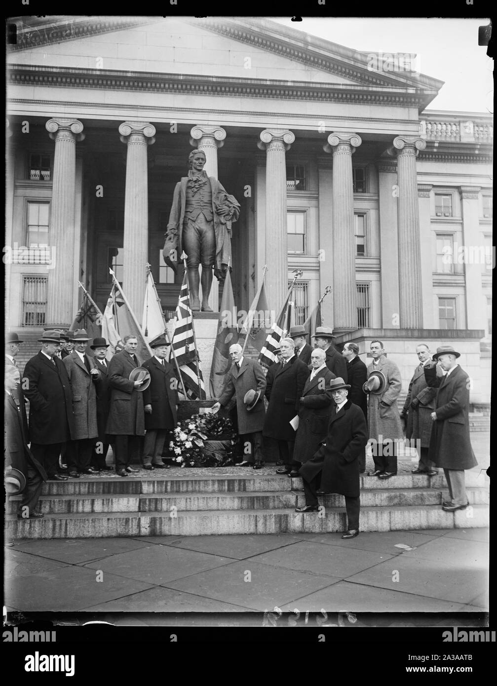 Finanzminister Mellon zahlt Ehre zu ersten Uncle Sam's Finanzminister. Finanzminister Andrew Mellon einen Kranz am Sockel der Statue von Alexander Hamilton die 172Nd Jahrestag der Geburt des Ersten Sekretär des Schatzamtes der Vereinigten Staaten zu feiern. Die Statue steht auf der südlichen Vorhalle des Treasury Building und die Zeremonien, die heute unter der Schirmherrschaft der Kinder der Revolution gehalten wurden Stockfoto