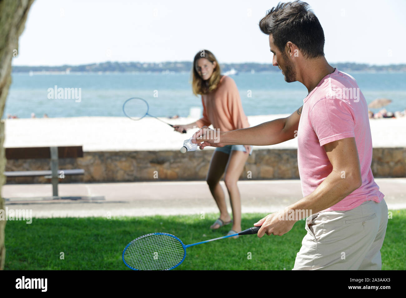 Ein paar spielt Badminton Stockfoto