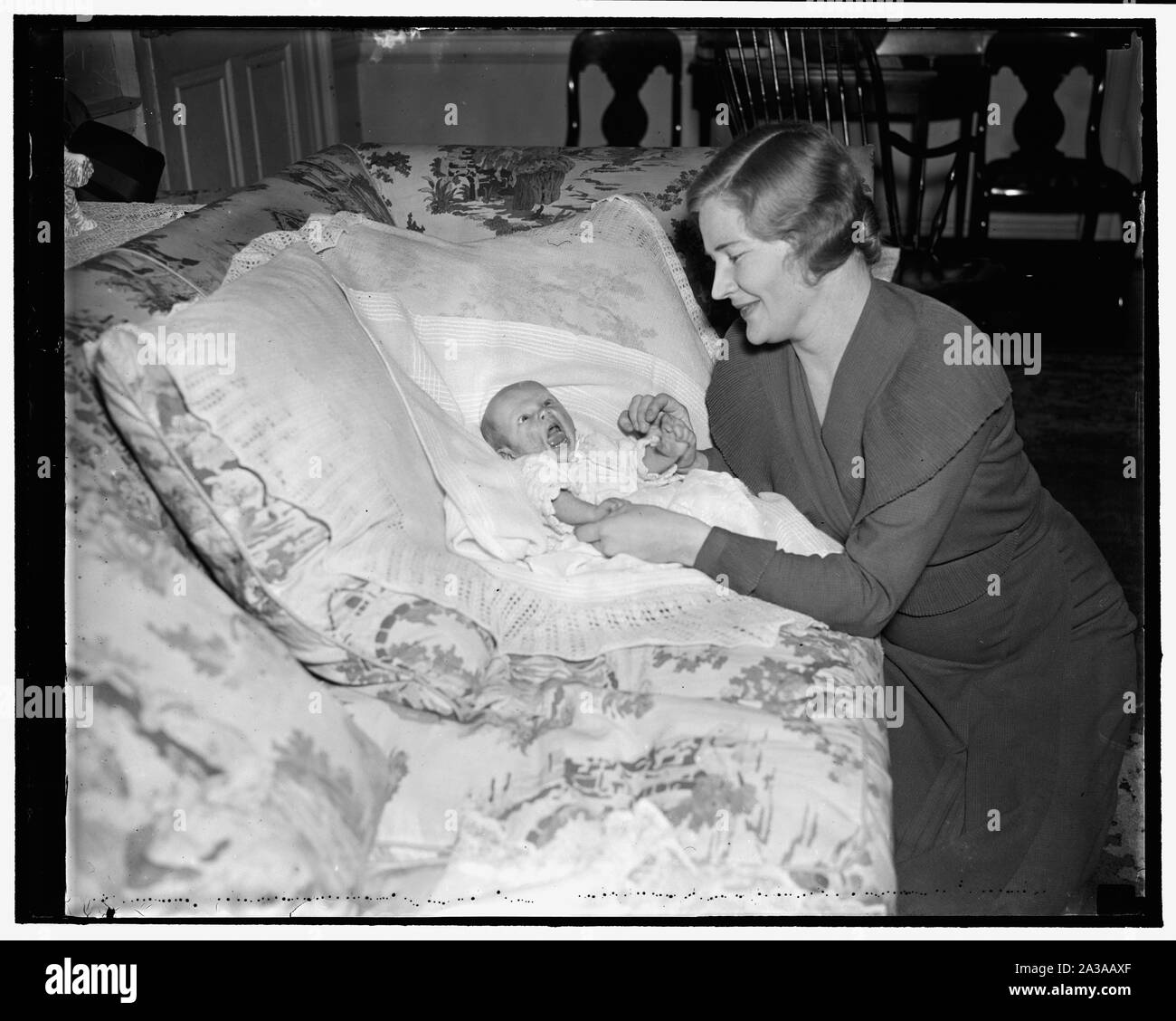 Der Sekretär des Krieges jüngste stellt zum ersten Bild. Washington, D.C., am 24. März. Sechs Wochen alten Cooper Coolidge Woodring scheint ein bisschen Kamera - schüchtern wie posiert er für sein erstes Bild, das sich heute mit seiner Mutter Frau Harry H. Woodring. Dies ist das dritte Kind der Sekretär von Krieg und Frau Woodring seit ihrer Heirat im Jahre 1933. Frau Woodring war Helen Coolidge, Tochter des ehemaligen Senator aus Massachusetts, vor ihrer Heirat mit Sekretär Woodring, 3/24/1937 Stockfoto