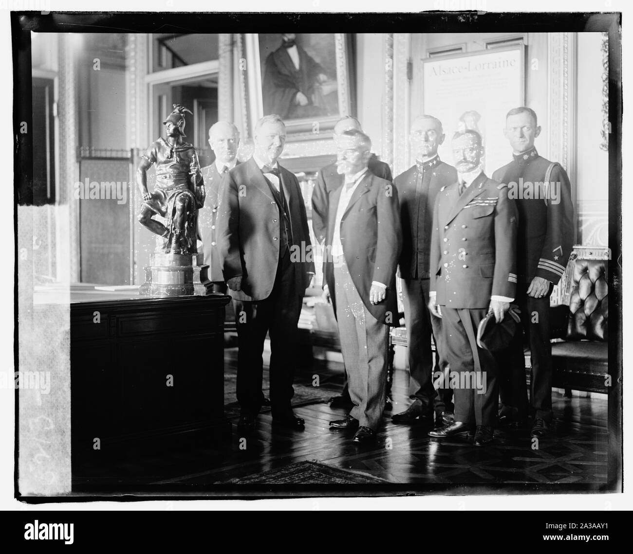 Sekretär der Marine, Josephus Daniels vorgelegt wird, eine Bronzestatue von französischen Botschafter Jean Jusserand, für die U.S.S. Seattle, die Truppe - Schiffe nach Frankreich begleitet. Vordere Reihe, L.R.: Secty. Daniels, Botschafter Jusserand, Kapitän Sainte Seine; Hintere Reihe, L.R.: Adm. Wilson, hintere Adm. Niblack, hintere Adm. McKean, Com. Foote Stockfoto