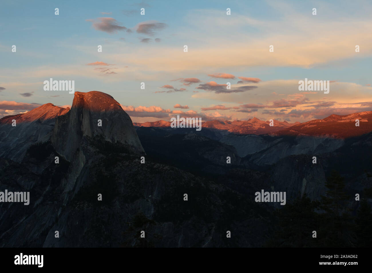 Landschaft Blick auf den Half Dome, Liberty Cap, ein wenig Yosemite Valley, Vernal und Nevada Falls vom Glacier Point, Yosemite National Park, Kalifornien, Stockfoto