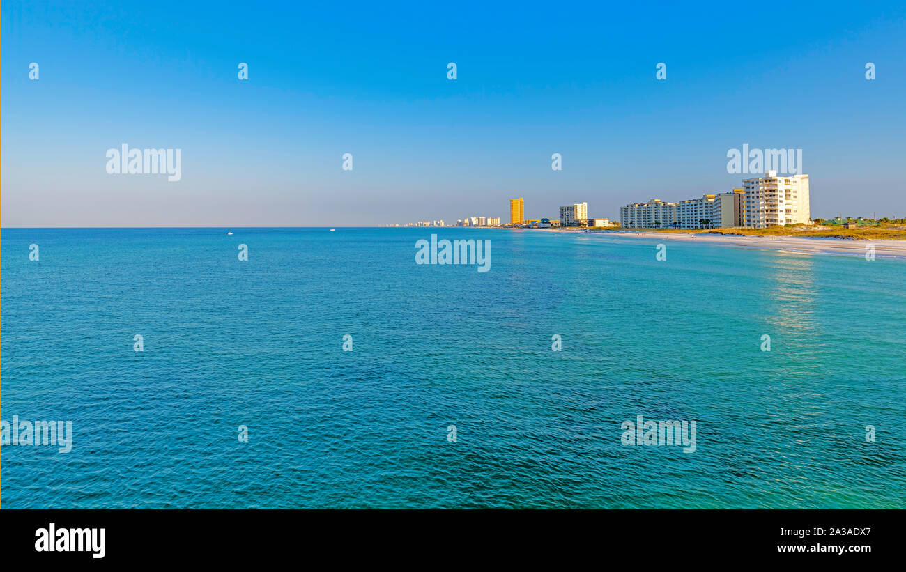 Foto von der St. Andrews State Park Pier genommen. Auf der Suche nach Westen ist Eigentumswohnung und Motels an Thomas. Stockfoto