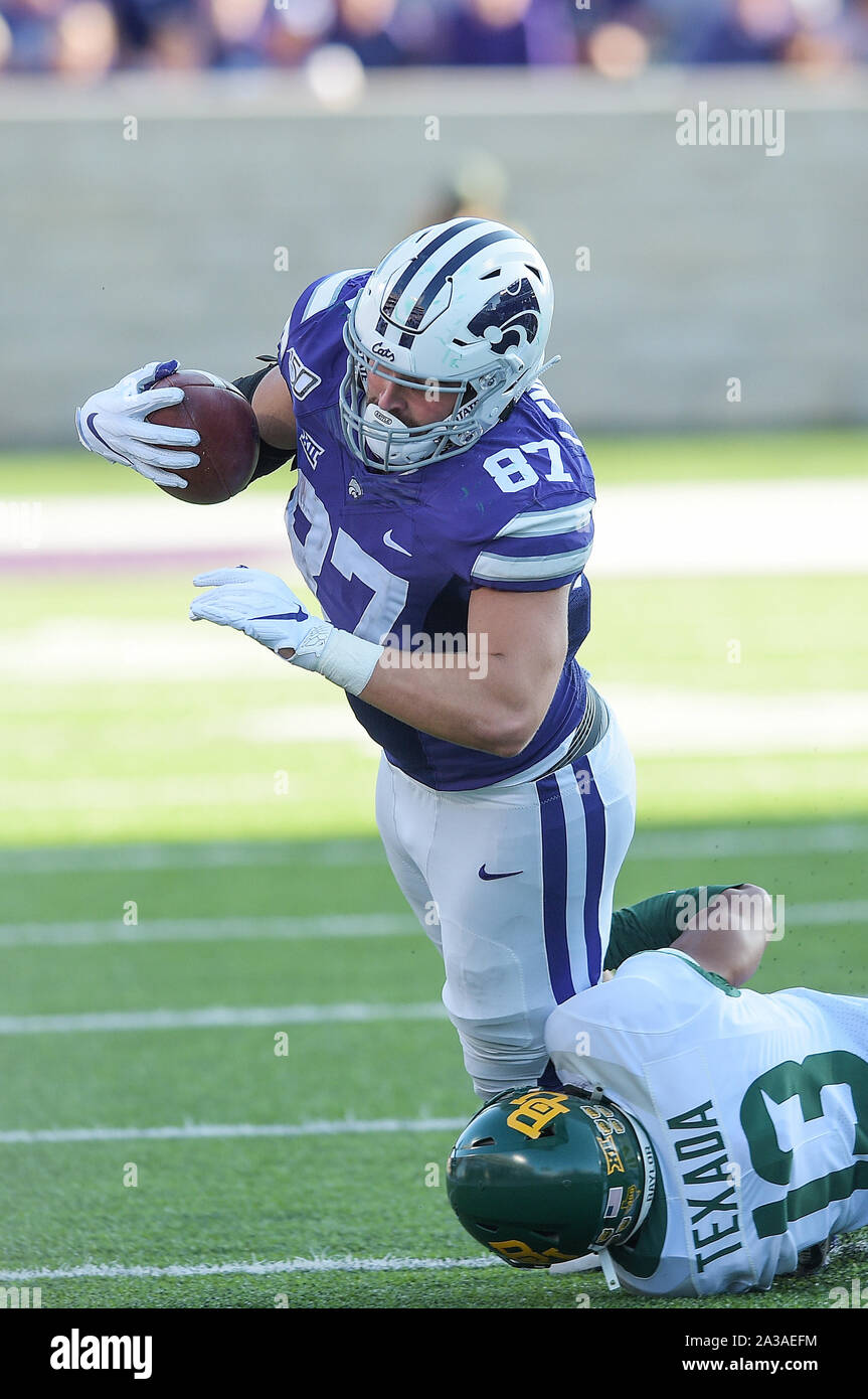 Manhattan, Kansas, USA. 05 Okt, 2019. Kansas State Wildcats tight end Nick Lenners (87) kann nicht Rutschen im Schuh String Angriff durch Baylor Bears cornerback Raleigh Texada (13) während der NCAA Football Spiel zwischen der Baylor Bears und der Kansas State Wildcats auf Bill Snyder Familie Stadion in Manhattan, Kansas. Kendall Shaw/CSM/Alamy leben Nachrichten Stockfoto