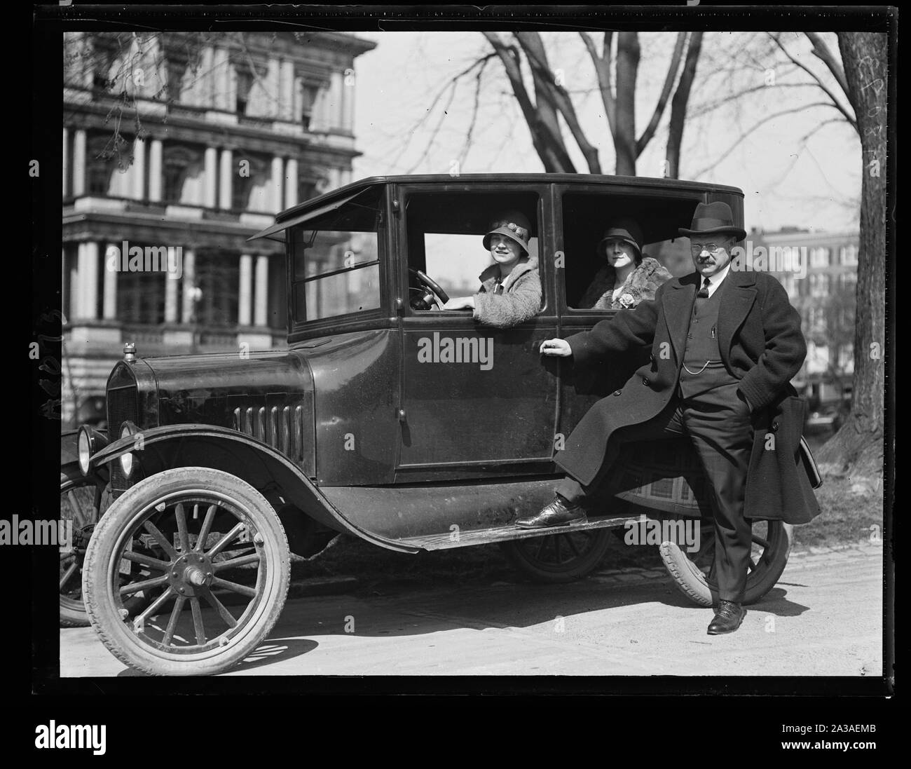 Sen. Magnus Johnson von Minn Gespräche im Weißen Haus. Miss Mable Teigan am Rad ist Tochter des Sen Secy Herr Henry G. Teigan, Frau R.F. Granquis ist in der hinteren Sitz ist auch Tochter von Herrn Teigan. Beide Damen sind im Büro des Senators beschäftigt Stockfoto