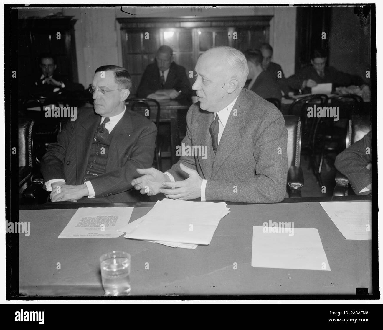 Senatskommission Fragen Pennsy Kopf. Washington, D.C., 31.12.15. Martin W. Clement, Präsident der Pennsylvania Railroad, heute erklärte der Senat der Anfrage, dass es nie hatte Einwände von der Interstate Commerce Kommission Gehälter Direktoren der Straße gewesen. Gleichzeitig Clement zugegeben, dass seine eigene Gehalt von $ 60.000 bis $ 100.000 am 1. Januar 1937 erhöht worden war. Nach Anhörung+F 14 Clement, Vorsitzender Wheeler kritisierte die ICC für ihre mangelnde Aufsicht über die Eisenbahnen und die Schuld für die aktuelle Schiene Mühen an ihre Tür, 12/15/37 Stockfoto