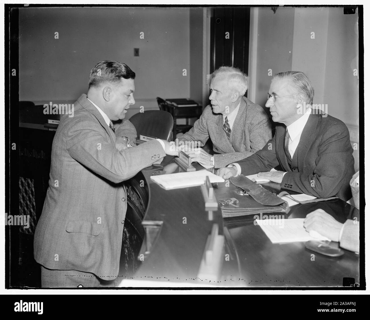 Senatskommission sagte Millionen Eisenbahn Mitarbeiter zurück Crosser-Wagner Pension Rechnung. Washington, D.C., 15. Als der erste Zeuge zugunsten der Crosser-Wagner Eisenbahn Pension Bill, George M. Harrison, Präsident der Bahn Sekretärinnen Verband und Vorsitzender der Eisenbahn Arbeit Executives Association, heute das Haus der Interstate Commerce Committee, dass 1.500.000 railroad Mitarbeiter für dieses neue Gesetz, wenn er verabschiedet wird, werden die heutigen Railroad Retirement Act austauschen. Harrison hinzugefügt, es war kein Zweifel an der Verfassungsmäßigkeit und dass Sie mit Eisenbahn Lenkung gearbeitet worden Stockfoto